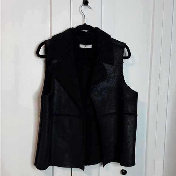 Jack by BB Dakota Jackets & Blazers - Jack by BB Dakota - Med - Black Faux Suede Sherpa Vest - metallic sheen on one